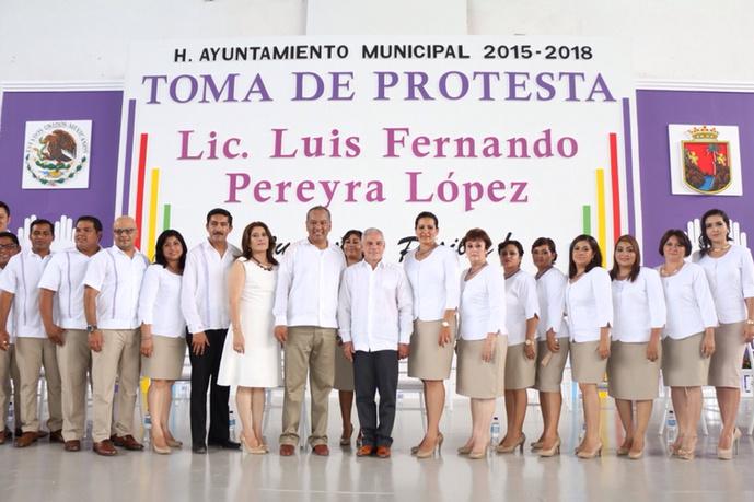 enochdez's tweet photo. Fue un gusto acompañar al nuevo Presidente Municipal de #Villaflores Luis Fernando Pereyra hoy en su toma de protesta http://t.co/yeWYBcCxXY