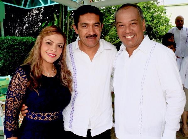 enochdez's tweet photo. Acompañamos con mi esposa @Dulsillo al Presidente Municipal de #Villaflores Luis Fernando Pereyra @MoverAChiapas1 http://t.co/zwufv0TVxP