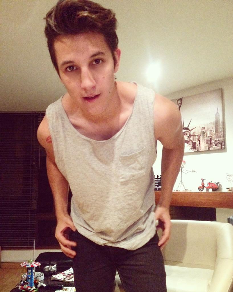 AndresSimon_'s tweet photo. Un fuerte adicción a tu loco amor. 💙 http://t.co/2KP4k0ce37