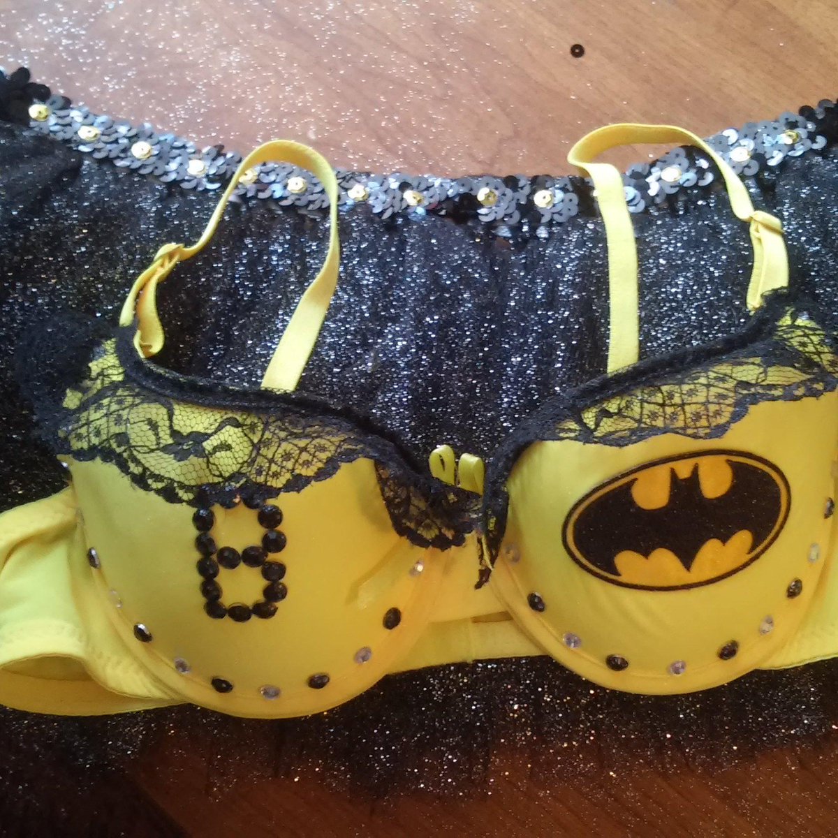 brooklyns_us's tweet photo. Sexy BatGirl costume!!💪👠❤💋💎
#Sexycostumes #glitterstyle
http://t.co/EFOpYlSVbK http://t.co/BlXnw4h201