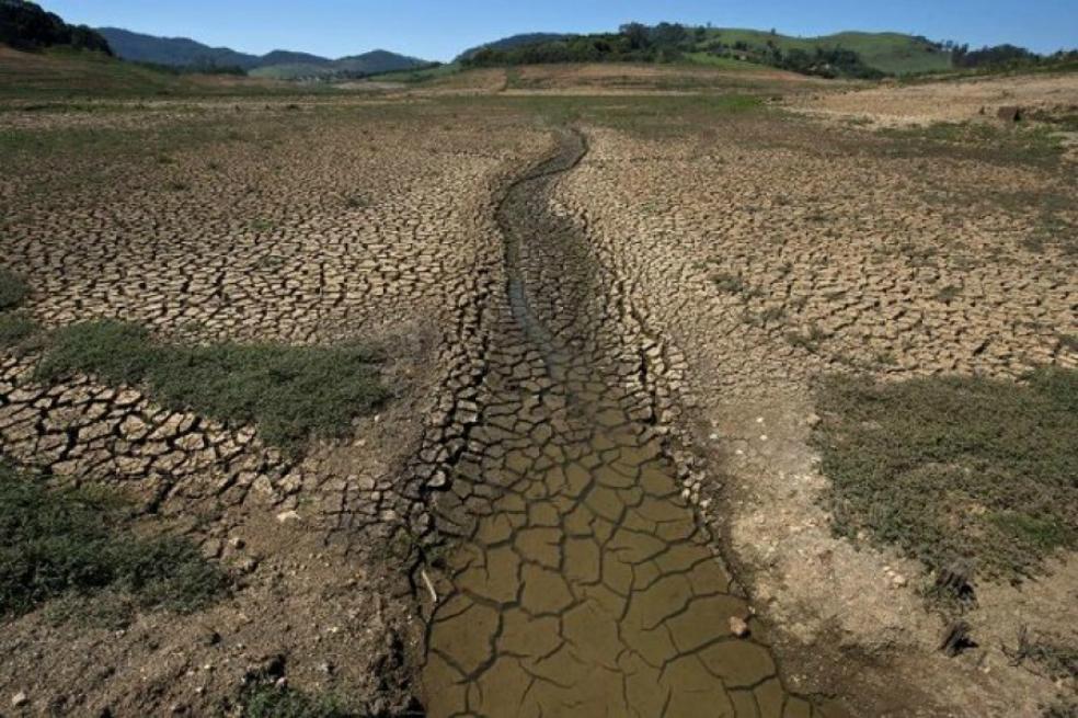 elespectador's tweet photo. Petro asegura que el país no se preparó para la sequía por hacer ‘negocio con las viviendas’ http://t.co/D4aDJ6ZxGY http://t.co/E3E7Qvr7P5