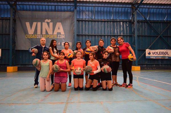 javieraravena10's tweet photo. Participa #EscuelaVoleibol #gratuita sector Glorias Navales los días Martes y Jueves 16.00 a 18.00.@cotyreginato http://t.co/fYfJ7IWCTX