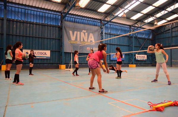javieraravena10's tweet photo. Participa #EscuelaVoleibol #gratuita sector Glorias Navales los días Martes y Jueves 16.00 a 18.00.@cotyreginato http://t.co/fYfJ7IWCTX