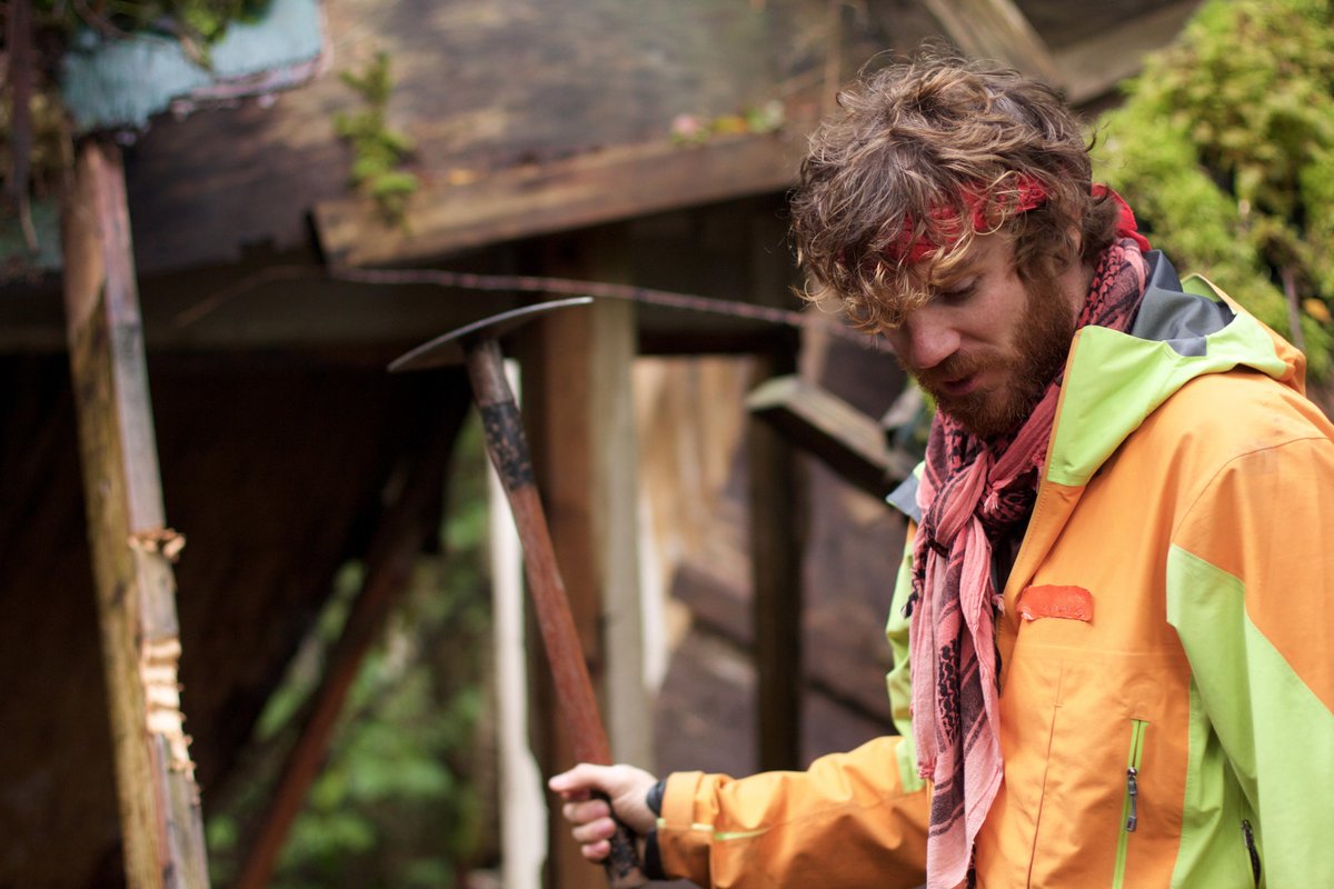 FrozenGoldTV's tweet photo. .@FrozenGoldEvan does not look happy with @FrozenGoldAdam! #FrozenGold @HistoryTVCanada http://t.co/EcsWevktH0