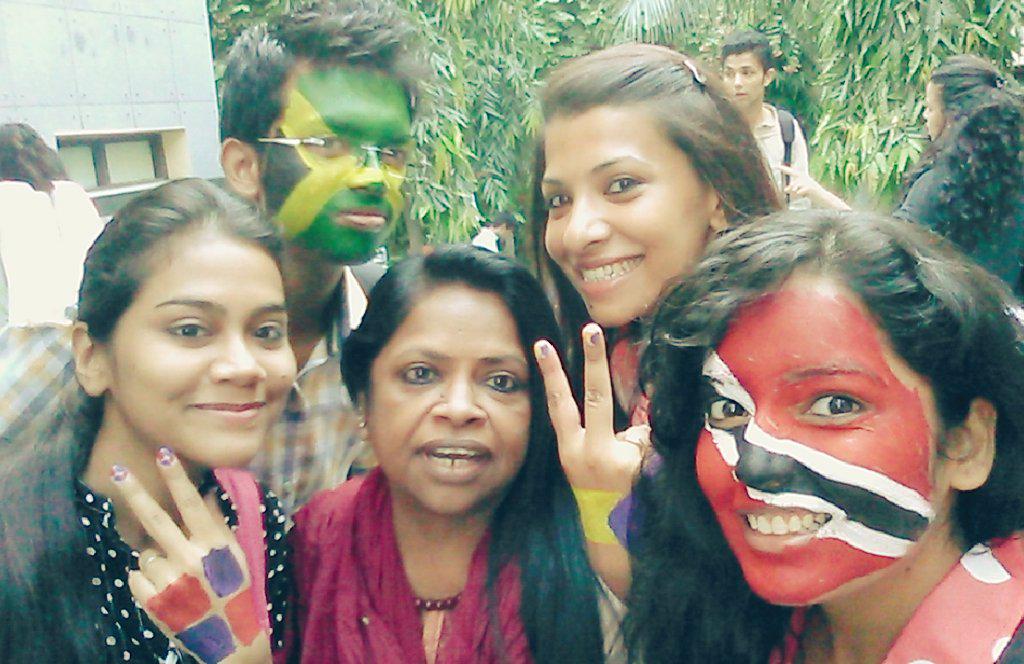 Shruti_57's tweet photo. @DSCommunicates cultural promotion day 2 a selfie with Shree ma'am #CaribbeanIsland http://t.co/aed9Fdwlz5