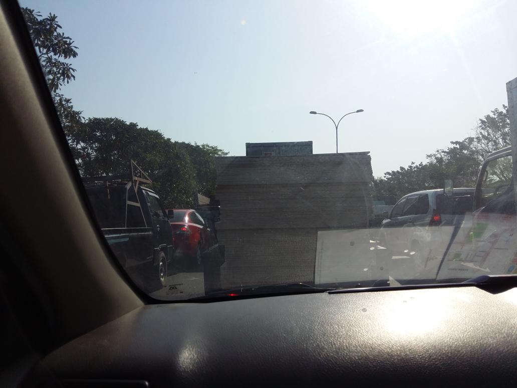 Toll arah ke kota...macet parah..pake bangettt...