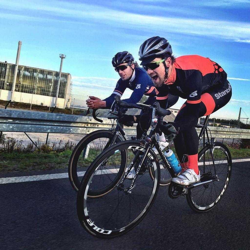 twotoneams's tweet photo. Convinced these guys to wake up early. ; ) #earlytobedearlytoshred #standert #teamstandert… http://t.co/4iNJPzd19e http://t.co/8qB2Wahwzu
