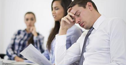 Человек много дел. Офис менеджер. Руководитель и подчиненный. Занятой человек. Много работы управление.