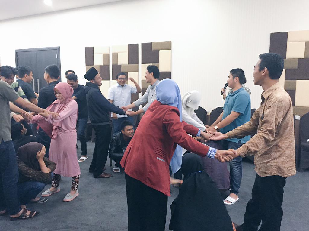 READY_INA's tweet photo. Anak muda #READY_Tasik sdg memahami demokrasi, HAM, hak WN. Semua sepakat bhw semua WN punya hak yg sama. #READY_INA http://t.co/Weh4FFJyeu