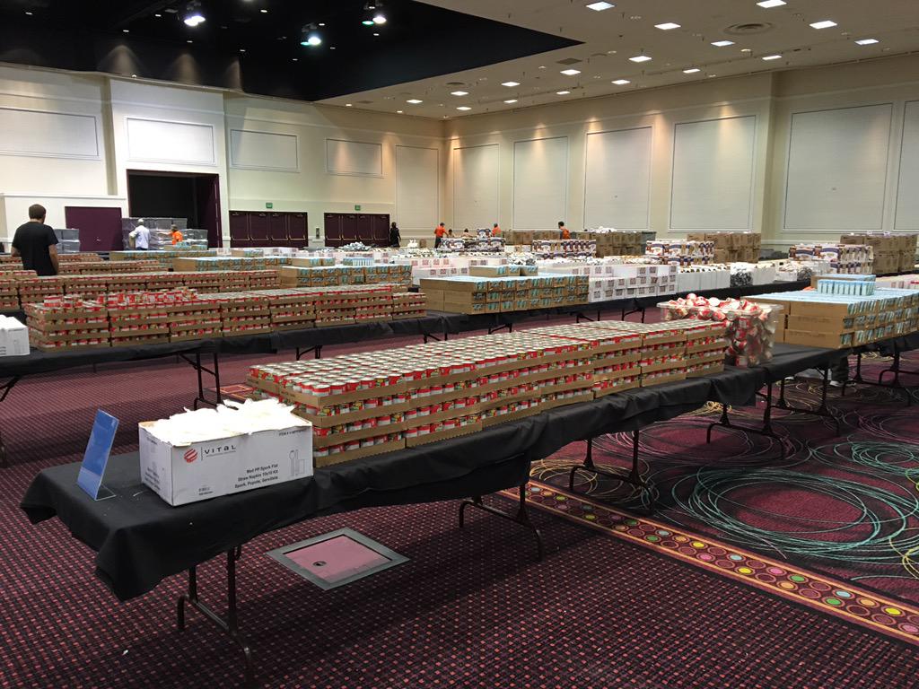 messl's tweet image. Preparing lunch bags for 6,000 kids in South Nevada today. @Uber #UberGlobalSummit - Thank you Vegas!