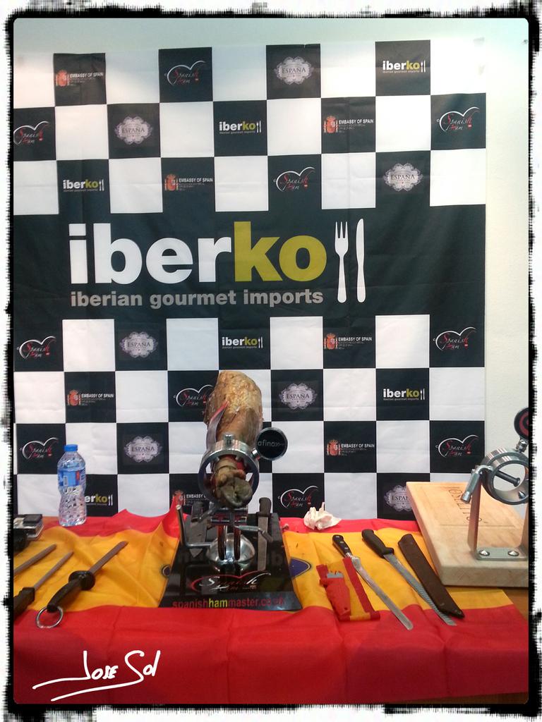Bellotaham's tweet photo. Just in a few days we will be working  at @EmbEspanaCorea with Isaac Cabañas and his team of @info_iberko #JamonTour http://t.co/2Im4J9Wc4x