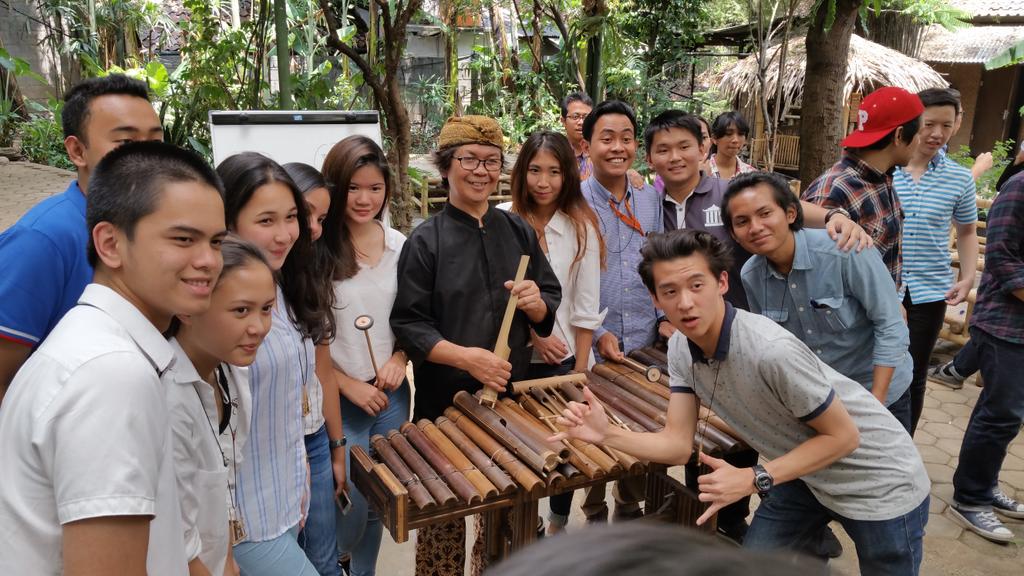 Seseruan bareng sambil belajar dari ahli pembuat angklung di Saung Angklung Udjo #S1Event Fieldtrip <a href="/prasmul/">Prasetiya Mulya</a>