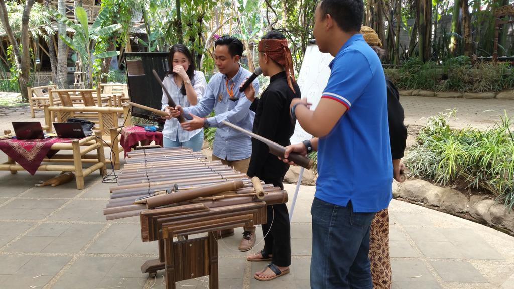 Belajar mengenai proses pembuatan angklung di Saung Angklung Udjo #S1Event Fieldtrip <a href="/prasmul/">Prasetiya Mulya</a>