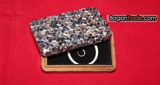 BaganTradeGroup's tweet photo. Hammer Shell Jewellery Box to keep precious jewel set with best quality for #MyanmarExport
http://t.co/OpGvmLskhK http://t.co/npDeeFEHcl