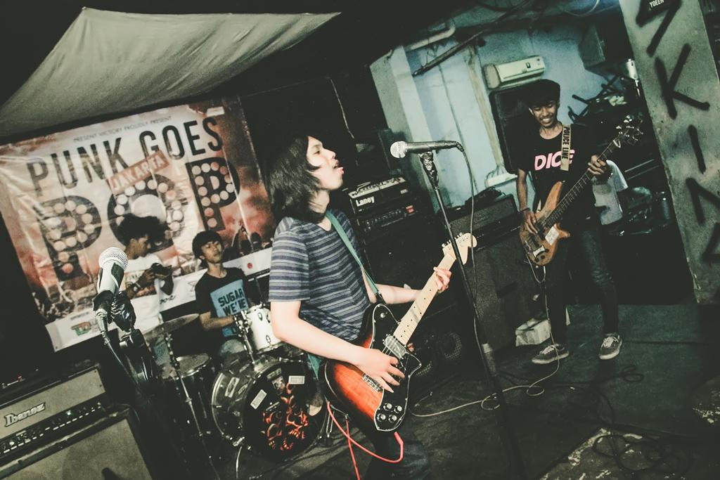 nah kalo ini <a href="/Heroes_Account/">Heroes </a> yang coverin dont look back in anger nya oasis #JakartaPunkGoesPop