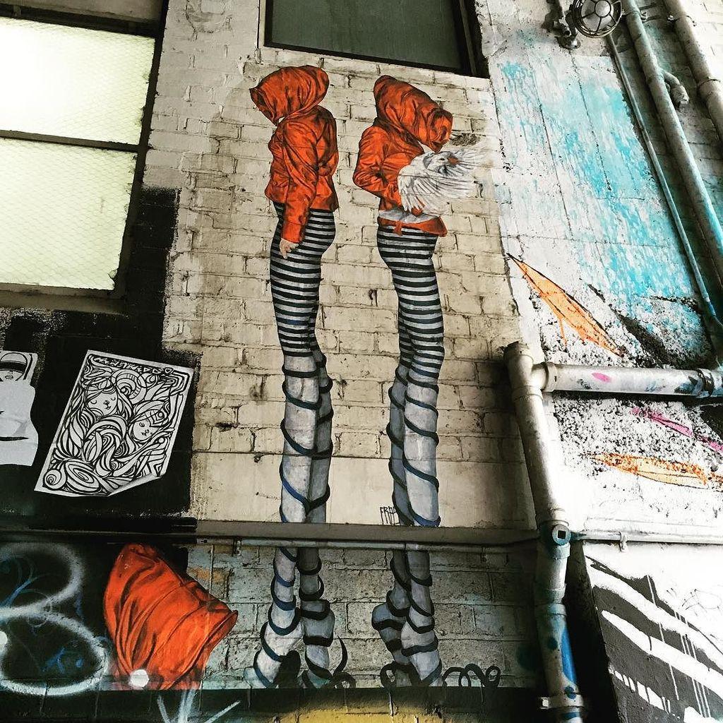 StArtEverywhere's tweet photo. #streetart #streetartmelbourne #streetarteverywhere #igersmelb #instamelb #happy #holidays #Melbourne by rowenajade http://t.co/YR3rEcyMMr