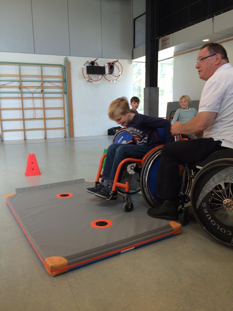 MontessoriBreda's tweet photo. Ervaren hoe het is om een lichamelijke handicap te hebben. #cool on wheels http://t.co/bIpWzmW7oY