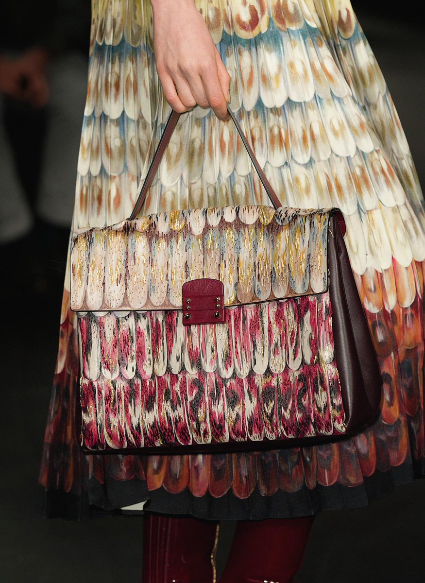 MaisonValentino's tweet image. An angelic inspiration for the precious embroidered brocades in #Valentino #FallWinter1516! m.valentino.com/go/oxpgnz