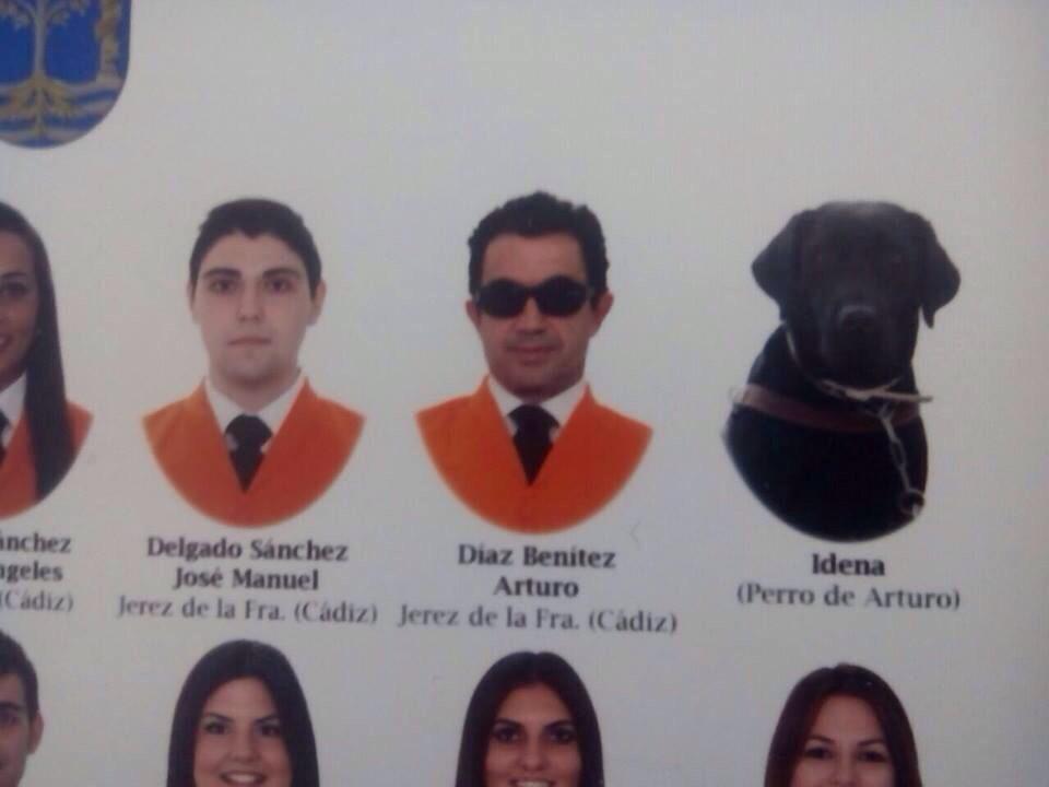 JCRPicchi's tweet photo. Cadiz es diferente para todo. Incluyen en la orla final de carrera de la Universidad al perro de un alumno invidente http://t.co/nB75rHNGoH