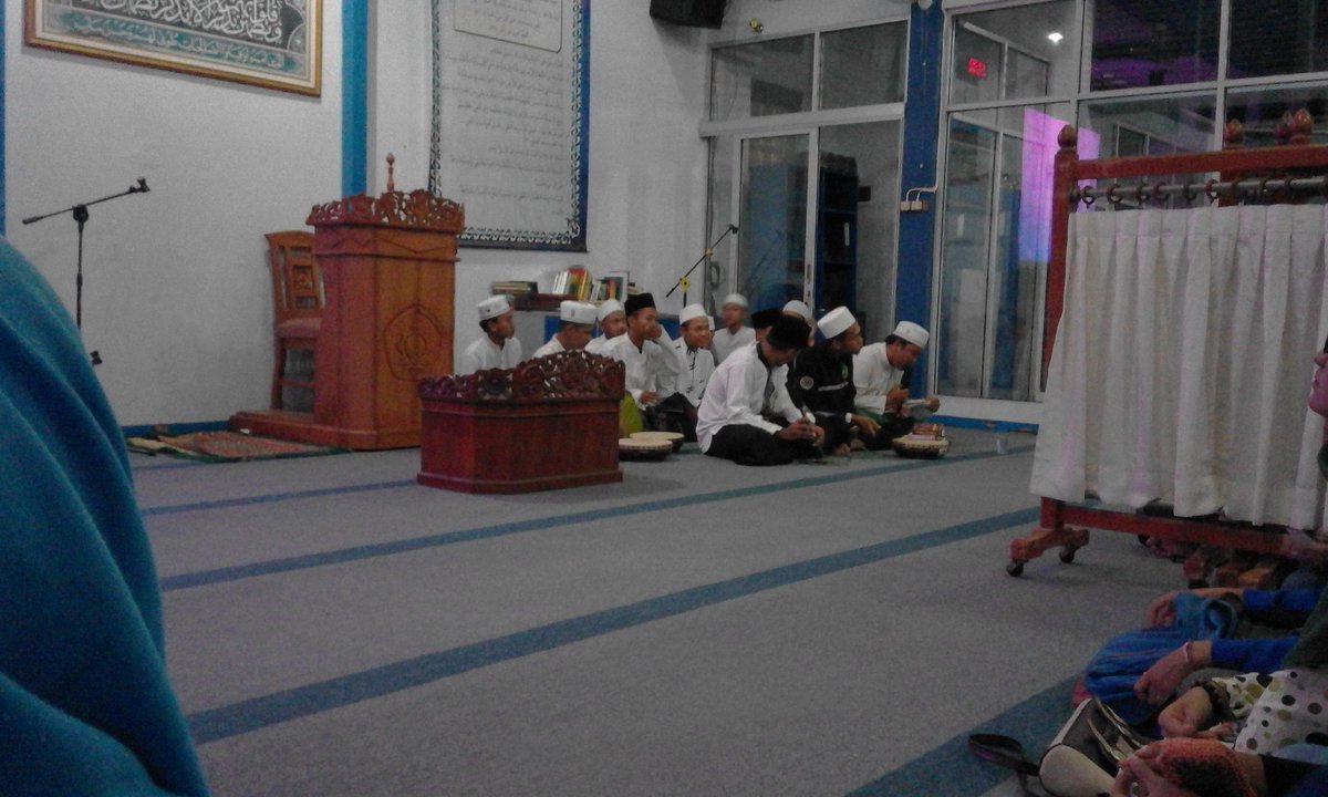 Membumikan shalawat di tengah kampus, lantunan pujian untukmu Ya Rasulullah...
#marimerapat 
#masjidPolinema