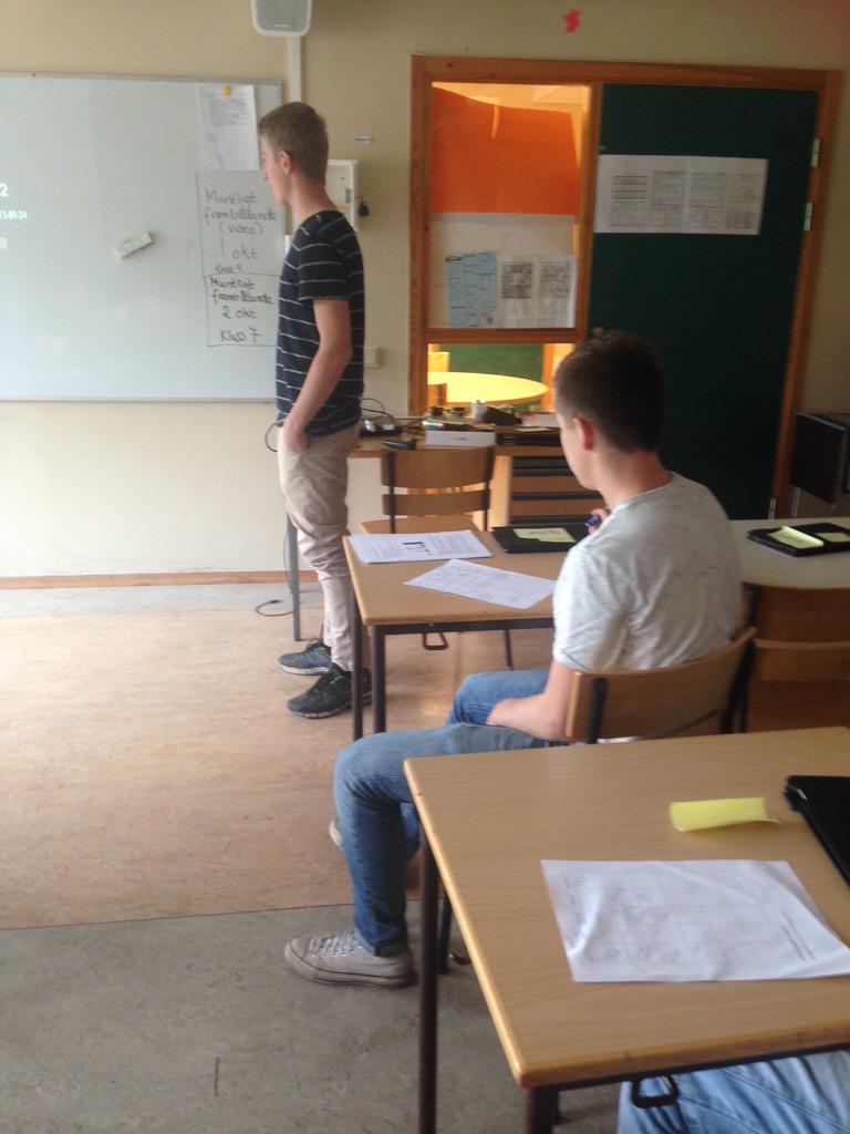folkasboskolan's tweet photo. Redovisning av de inspelade talen. Eleverna fick även vara aktiva i bedömningen😊 #retorik#kamratbedömning#gladlärare# http://t.co/hqCREzWchC