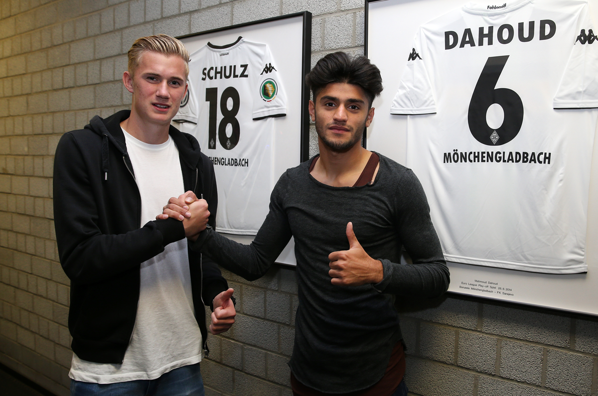 borussia's tweet photo. Jetzt durfte auch Marvin Schulz sein Profidebüt-Trikot aufhängen. Da gratuliert auch sein Vorgänger Mo! #fohlenelf http://t.co/H6CibXxApc