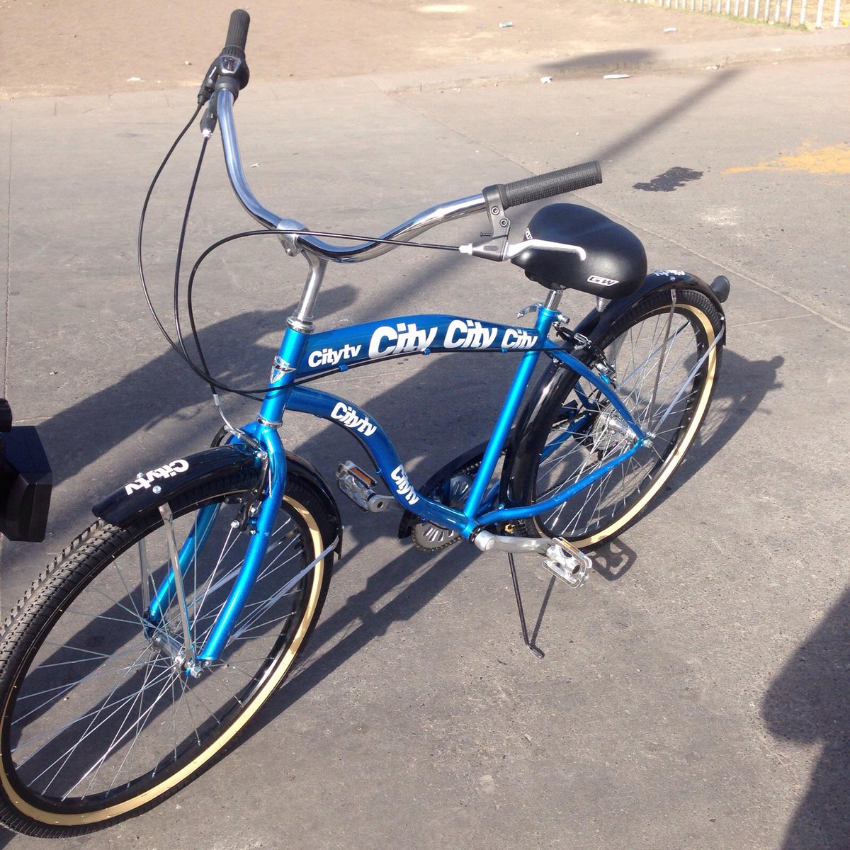 Citytv's tweet photo. En pocos minutos, @connymogollon entregará una bicicleta. Escríbanos con el HT #ArribaBogotá y gane http://t.co/f3lOicPWD2