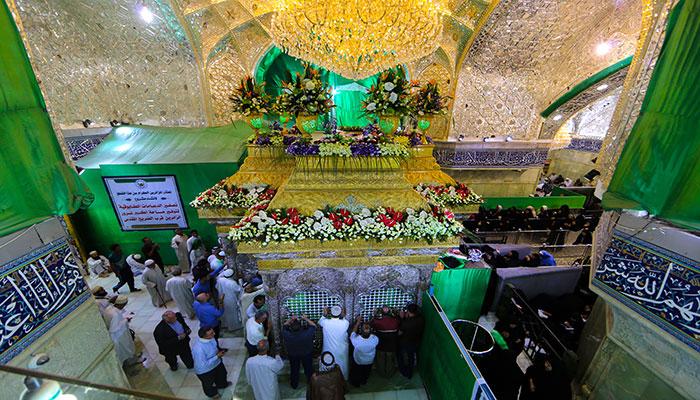 تزيين شباك حرم الحسين بأجود واثمن أنواع الزهور ونشر اكثر من 100 نوعا من الزهور بمناسبة عيد...
goo.gl/YwI6YH