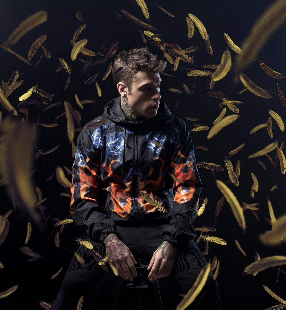 Fedez's tweet photo. Domani alle 15 su YouTube il video ufficiale del nuovo singolo #21Grammi preparate la pelle d'oca 😊 http://t.co/ka2guesmqS