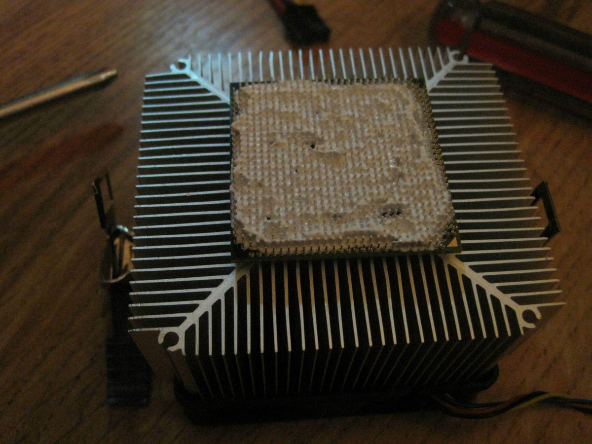 emilliannoe's tweet image. I&apos;ve never ever seen anything like it; what a huge mistake to make, sorry for the person building it #ThermalCompound