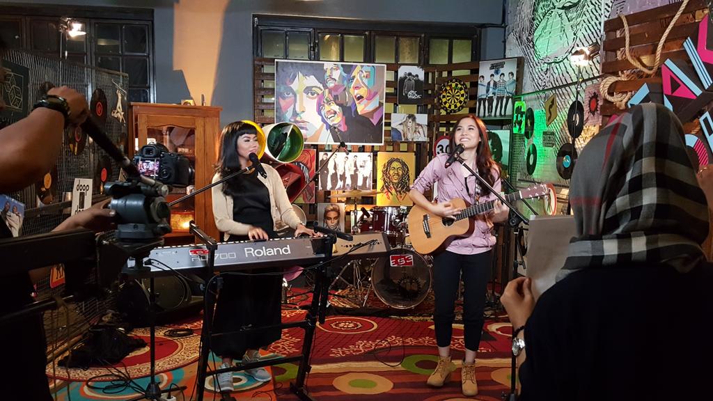 ssheinafiaz's tweet photo. Woohooo serunya kolaborasi @sherylsheinafia & @yurayunita @breakoutnet #BreakoutNETFirstSight kereen ๐๐ http://t.co/jEgmmZwYMZ