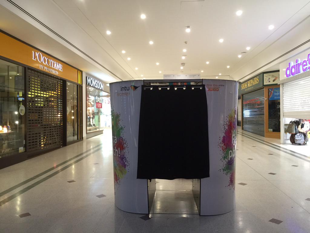 VivafotoBromley's tweet photo. Come and visit us @intuBromley: It's access all areas tonight 6-9pm #Reem @JoeyEssex_ #intuStudent night @Beckenham http://t.co/1WfhVjXpg4