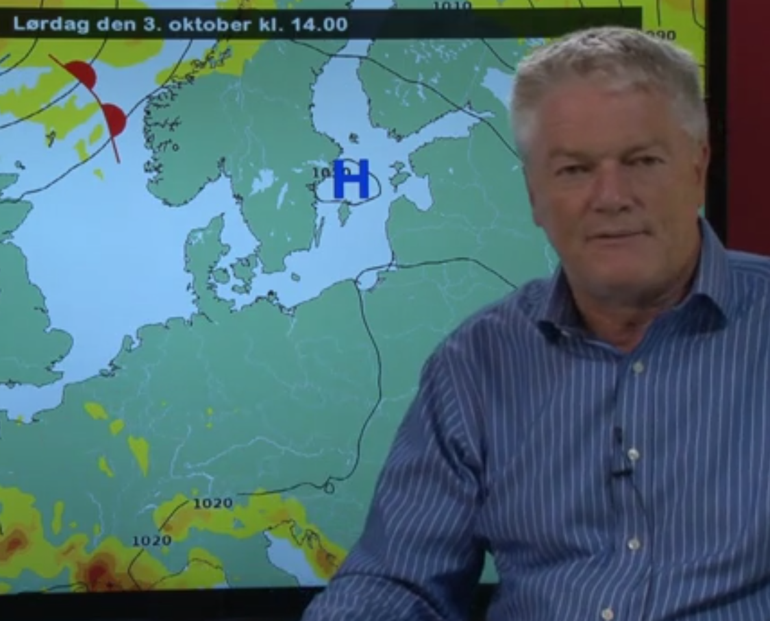 dmidk's tweet photo. Nysgerrig på weekendens #efterårsvejr ?? Vagtchefen ved besked http://t.co/hnReqIU82k #skyet #vindstille #vejret http://t.co/Tc0FyHfXkX