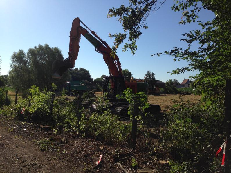 TimoTuin's tweet photo. #Aanleggen van #verkaveling #Reynsakkerstraat @wevelgem8560 #timotuin #hyboma http://t.co/a49rcO687h