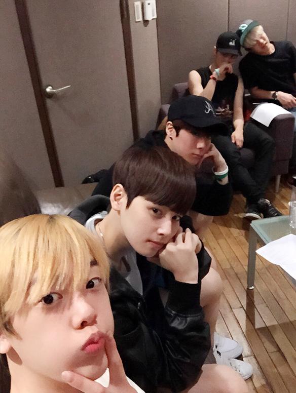 offclASTRO's tweet photo. 지금은 녹음중!
엠줴~이 형을 기다리며 촬칵 촬칵ㅎㅎㅎ http://t.co/TdQURsi8BA