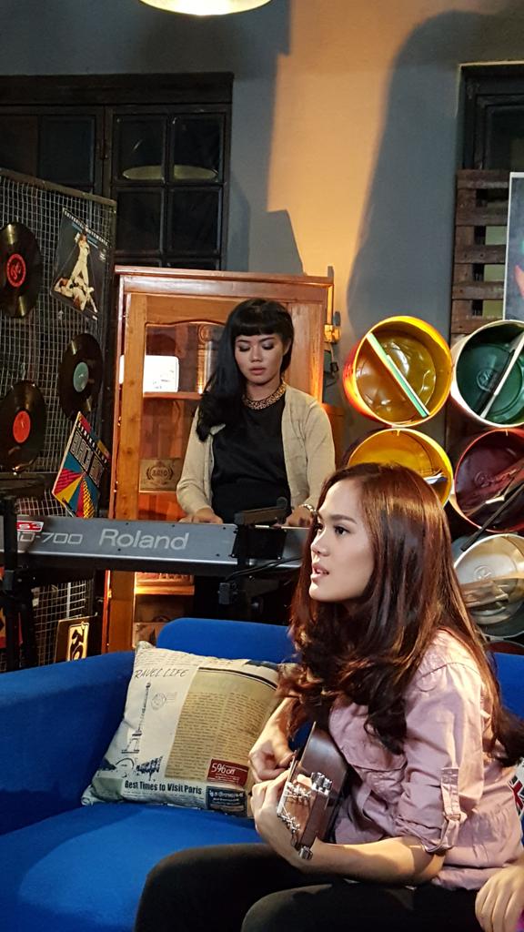ssheinafiaz's tweet photo. 2 musisi wanita yg keren banget @sherylsheinafia & @yurayunita @breakoutnet #BreakoutNETFirstSight seru abis!! ๐ http://t.co/4qP7qLy9Qa