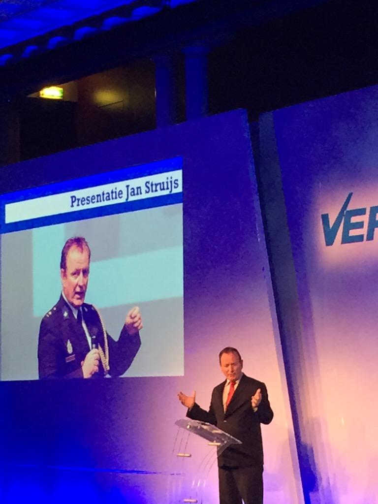 Now on stage op Engage: <a href="/JanStruijs/">jan struijs</a> over #engagement bij de grootste werkgever van Nederland @dnpolitie #verint15