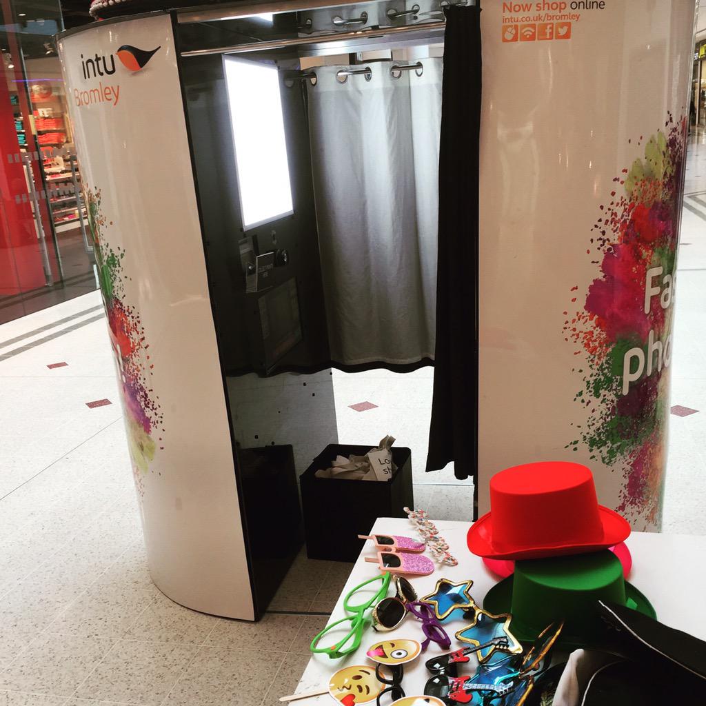 VivafotoBromley's tweet photo. Come and visit us @intuBromley: It's access all areas tonight 6-9pm #Reem @JoeyEssex_ #intuStudent night http://t.co/gYRcpUY8iA