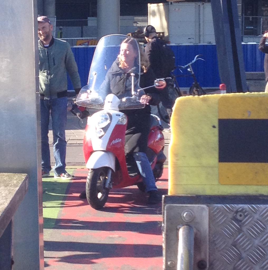 Gokje <a href="/AT5/">AT5</a> iedereen zonder scooter wil morgen scootervrije Buiksloterveer?<a href="/pontleven/">pontleven</a>