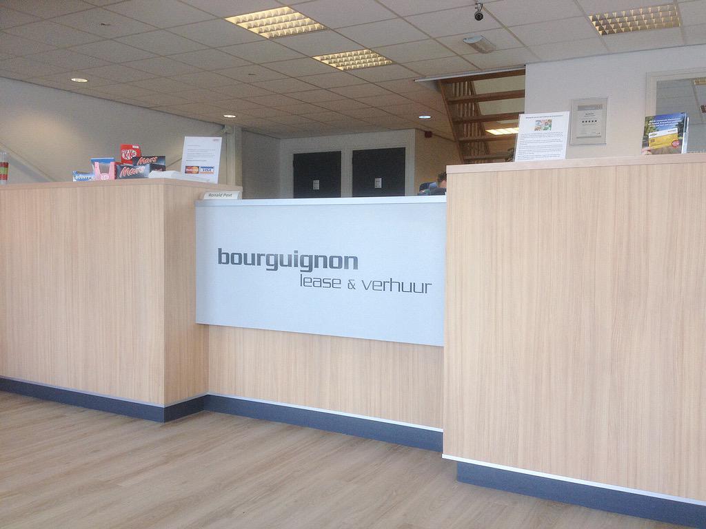 @BourguignonAL strakke raambelettering en logo op de balie gerealiseerd!! #bourguignon #design #raambelettering