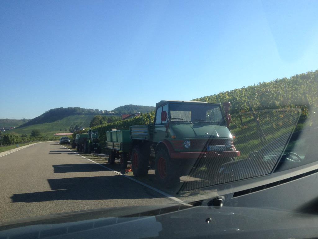 MotorenMarcha's tweet photo. Comienza la recolección de uvas y los viejos Unimog están listos para trabajar http://t.co/SPtScriozj