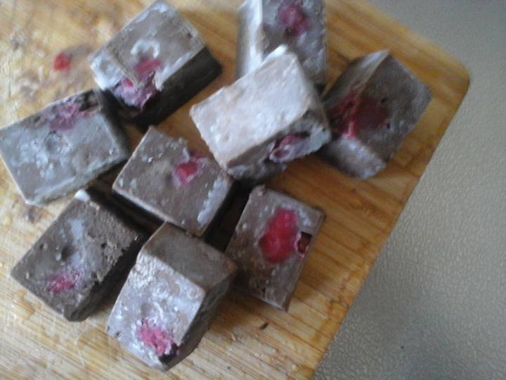 evelineterveld's tweet photo. #notsoguilty #chocolate #raspberry #salty http://t.co/d4syeTEwzr