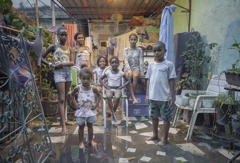 VICEUK's tweet photo. Photographing the families of Rio de Janeiro's favelas: http://t.co/nkkLFu2Loo http://t.co/h6R8M5BOlo