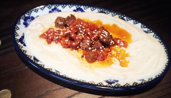 babajipidesalon's tweet photo. A plate of #Hummus and #Suçuk combines creamy #homemadehumus with spicy Turkish beef sausage #BabajiPideSalonu #meze http://t.co/aApDDclk2M