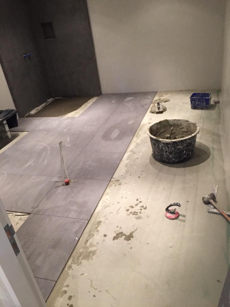 Supergrote badkamer , bad komt straks in het midden van de vloer.
Eerst de wanden afgewerkt en nu vloer erin maken .
