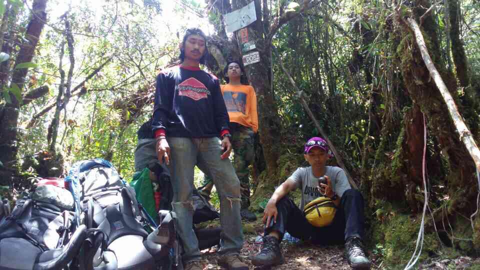rightness_PA's tweet photo. Selepas dari pos 2, tim langsung menuju ke Pos 3 dan melakukan camp! 😇 http://t.co/0yWgg10hey