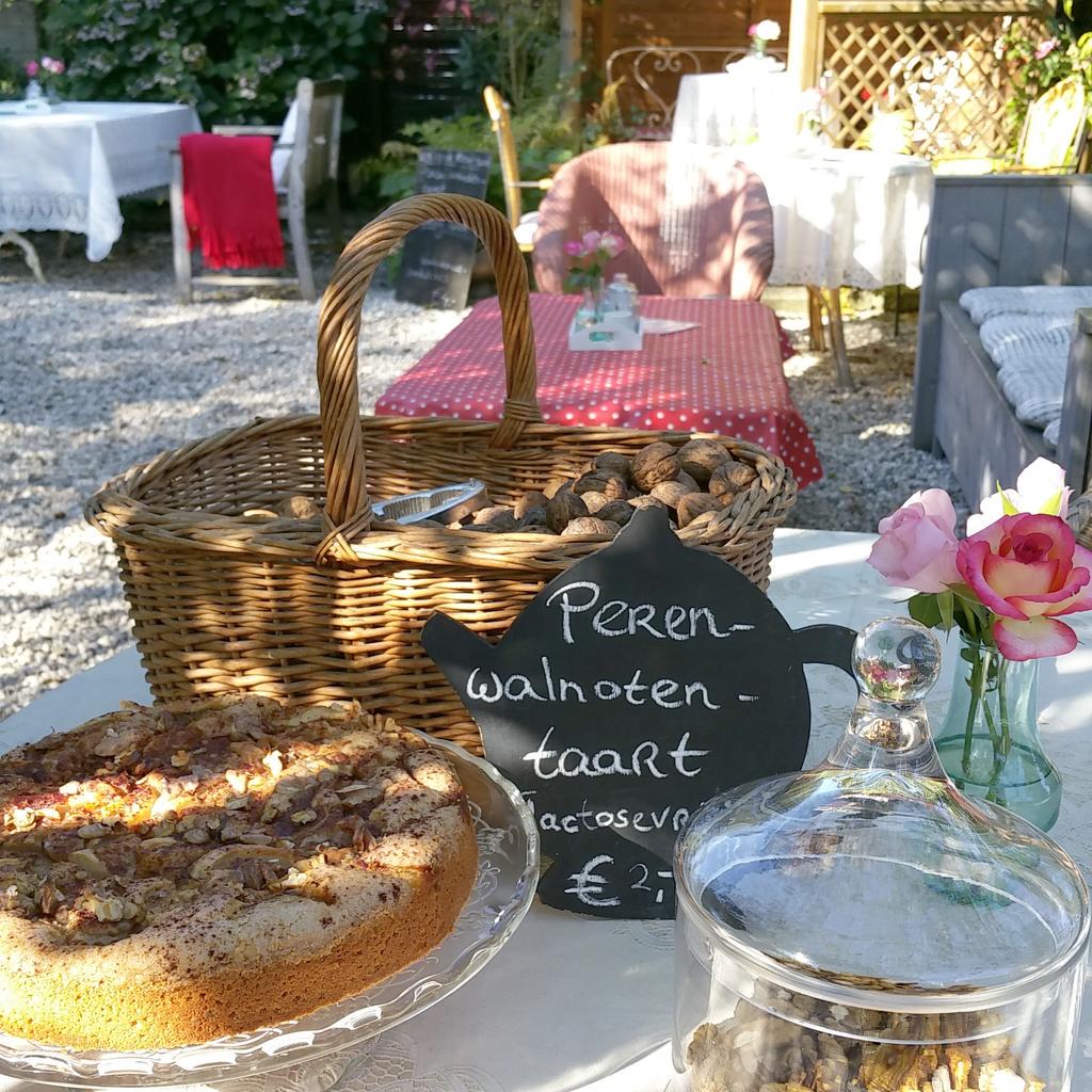 Mand vol walnoten gekregen van de buren! Dus vandaag en morgen hebben we (lactosevrije) peren-walnotentaart :)