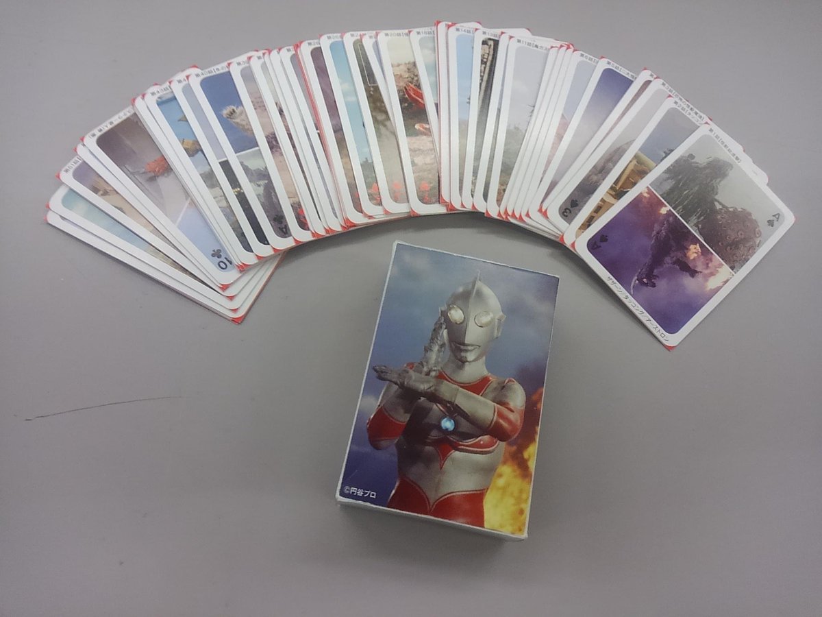 hyper_hobby's tweet photo. 【キャラクターランドVol.3】特別付録の帰ってきたウルトラマン全怪獣&星人トランプを誌面から切り取って、箱も組み立ててみました。ちょっと小ぶりなサイズ感! #charalan http://t.co/Krkfqj73vM