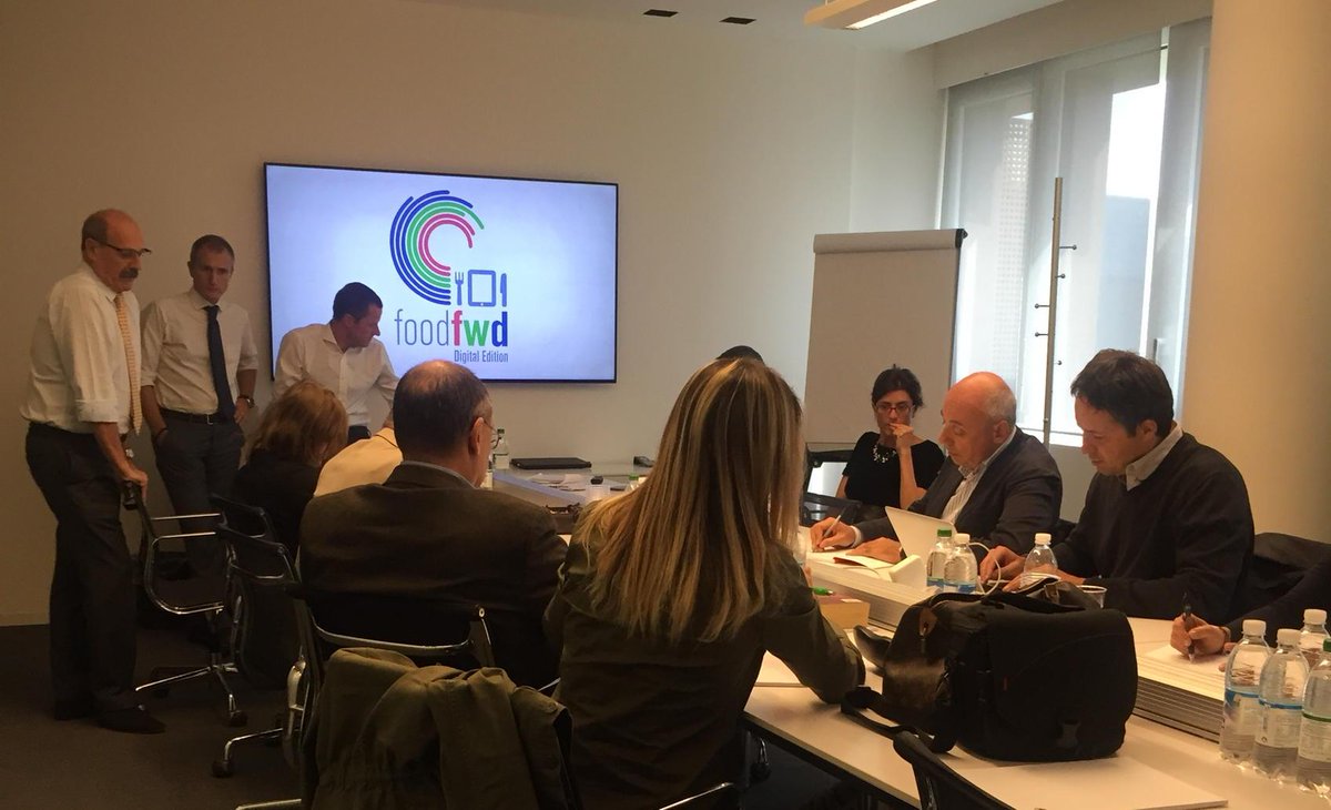 WavemakerITA's tweet photo. Stamattina con grande piacere presentiamo #FoodFWD alla stampa di settore. Di #Digital non si parla mai abbastanza! http://t.co/zRjLHnO1an