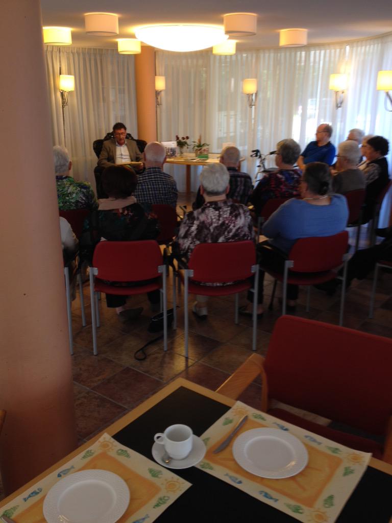 #nationalevoorleeslunch @kloosterhof met <a href="/henkstoop/">Henk Stoop</a> en <a href="/theek5/">Bibliotheek Theek 5</a>